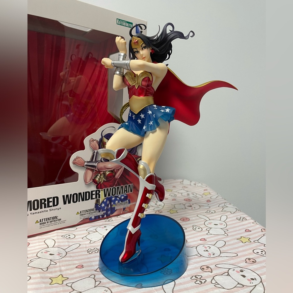 Kotobukiya Armored Wonder Woman Statue - Red, Blue, Gold